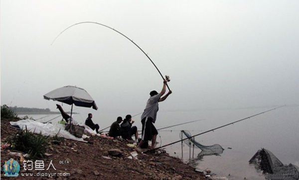在堤坝型钓场中使用抛竿海钓的技巧