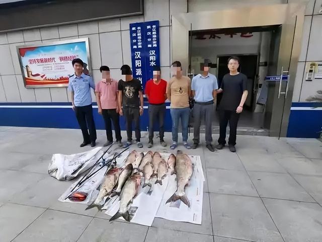 武汉两男子3小时野钓100多斤鱼，本该兴高采烈，反而一脸囧相